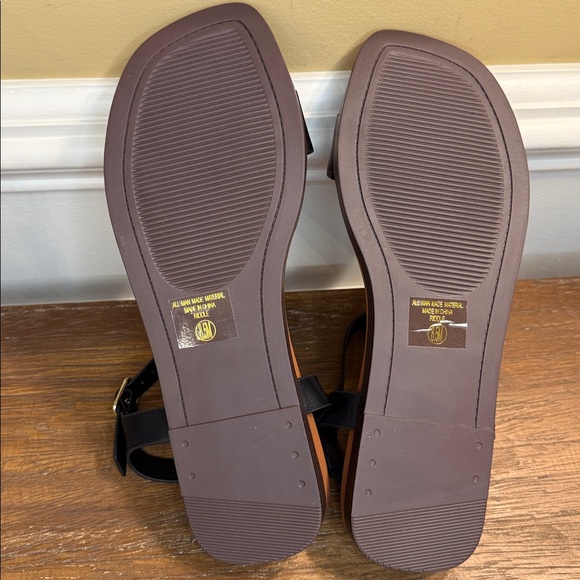 SOLANZ Riddle Sandals - Picture 7 of 11